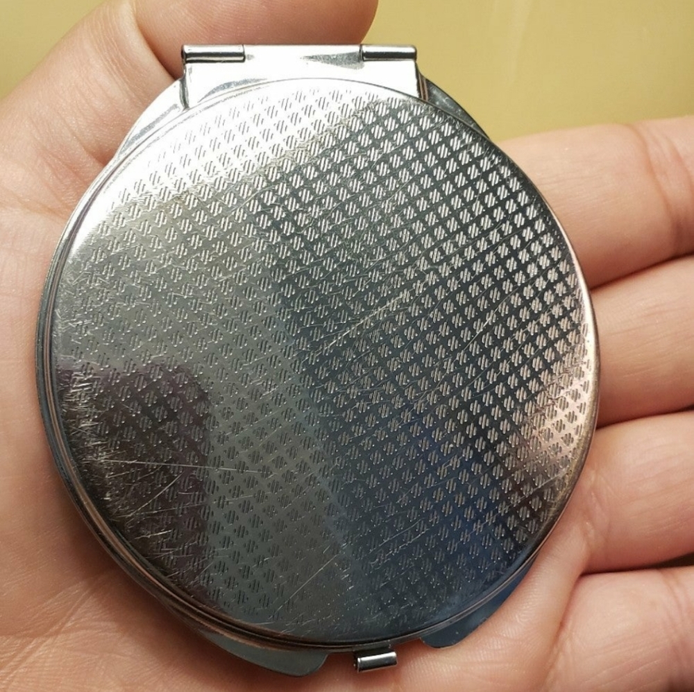 Compact - Picture 3 of 4